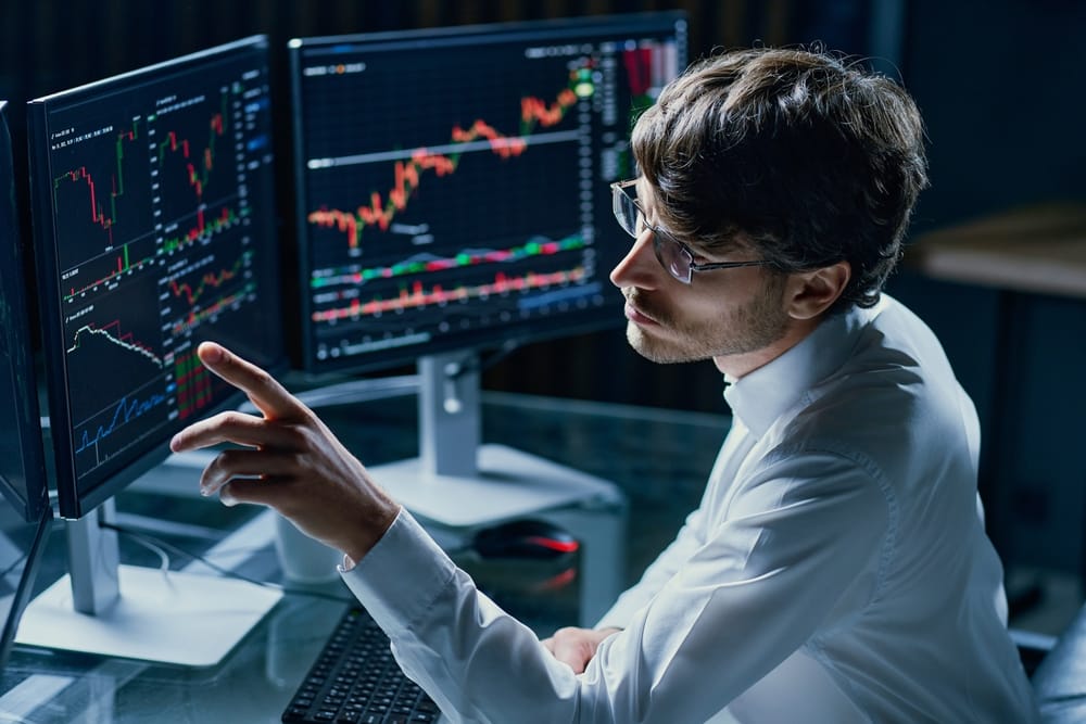 Financial,Analyst,Working,On,Modern,Computers,.,Close-up.